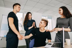 Collègues se serrant la main et des applaudissements images stock Collègues se serrant la main et des applaudissements images stock