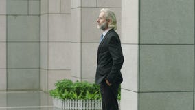 Colocación que camina del hombre de negocios europeo de mirada alrededor del pensamiento almacen de video Colocación que camina del hombre de negocios europeo de mirada alrededor del pensamiento almacen de video