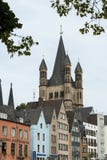 COLOGNE, ALLEMAGNE - 11 SEPTEMBRE 2016 : Les maisons colorées dans le style bavarois et le ` roman d'église catholique agrègent l images libres de droits COLOGNE, ALLEMAGNE - 11 SEPTEMBRE 2016 : Les maisons colorées dans le style bavarois et le ` roman d'église catholique agrègent l images libres de droits