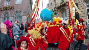 COLOGNE/GERMANY - marzo 2018: Costumi rossi divertenti che simbolizzano pace di mondo al carnevale o parata di Karneval in Coloni archivi video COLOGNE/GERMANY - marzo 2018: Costumi rossi divertenti che simbolizzano pace di mondo al carnevale o parata di Karneval in Coloni archivi video
