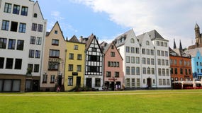 COLOGNE TYSKLAND - MAJ 31, 2018: foto av fasader av hus i den traditionella tyska stilen på Rhenstranden av staden fotografering för bildbyråer COLOGNE TYSKLAND - MAJ 31, 2018: foto av fasader av hus i den traditionella tyska stilen på Rhenstranden av staden fotografering för bildbyråer
