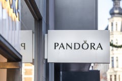 Colonia, Renania settentrionale-Vestfalia/Germania - 06 11 18: pandora firma dentro Colonia Germania immagini stock libere da diritti Colonia, Renania settentrionale-Vestfalia/Germania - 06 11 18: pandora firma dentro Colonia Germania immagini stock libere da diritti