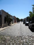 ‘Colonia, Uruguay, Enero 15, 2011: calle colonial con los turistas ` foto de archivo ‘Colonia, Uruguay, Enero 15, 2011: calle colonial con los turistas ` foto de archivo
