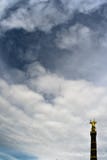 Colonna di vittoria a Berlino con il cielo immagine stock libera da diritti Colonna di vittoria a Berlino con il cielo immagine stock libera da diritti