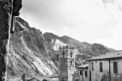 Colonnata, Carrara, Toscana, Italia Campanario de la iglesia construida con los guijarros de m?rmol blancos foto de archivo libre de regalías Colonnata, Carrara, Toscana, Italia Campanario de la iglesia construida con los guijarros de m?rmol blancos foto de archivo libre de regalías