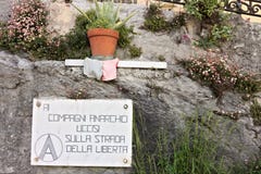 Colonnata Μια πινακίδα της μετακίνησης αναρχικών που υπενθυμίζει τους μάρτυρες που πέθαναν για την ελευθερία Η μετακίνηση αναρχικ στοκ φωτογραφία Colonnata Μια πινακίδα της μετακίνησης αναρχικών που υπενθυμίζει τους μάρτυρες που πέθαναν για την ελευθερία Η μετακίνηση αναρχικ στοκ φωτογραφία