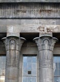 Colonne di pietra egiziane sul mulino degli impianti del tempio a Leeds fotografie stock libere da diritti Colonne di pietra egiziane sul mulino degli impianti del tempio a Leeds fotografie stock libere da diritti