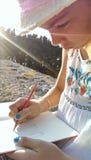 Colonnes grecques de dessin de fille photo stock Colonnes grecques de dessin de fille photo stock