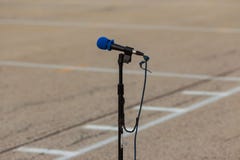Coloque o microfone para os solistas que executam em uma banda rehe imagens de stock Coloque o microfone para os solistas que executam em uma banda rehe imagens de stock