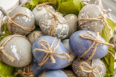 Coloreado huevos de Pascua adornados grises y azules fotografía de archivo libre de regalías Coloreado huevos de Pascua adornados grises y azules fotografía de archivo libre de regalías