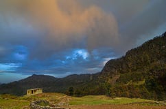 Colores de la puesta del sol en Chopta, Uttarakhand, la India foto de archivo Colores de la puesta del sol en Chopta, Uttarakhand, la India foto de archivo