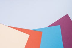 Colorez le fond plat de composition en géométrie de papiers avec la violette, b Photographie stock