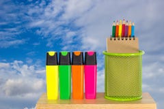 Colorez les crayons dans un panier vert de support avec des stylos de marqueur photos stock Colorez les crayons dans un panier vert de support avec des stylos de marqueur photos stock