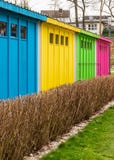 Colorfful-Stände in einem Stadtpark Ansicht von der Rückseite annäherung lizenzfreie stockfotos Colorfful-Stände in einem Stadtpark Ansicht von der Rückseite annäherung lizenzfreie stockfotos