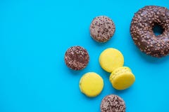 Colorful macarons cake, top view flat lay, sweet macaroon on candy blue background. Minimal concepts pattern above, food royalty free stock photos Colorful macarons cake, top view flat lay, sweet macaroon on candy blue background. Minimal concepts pattern above, food royalty free stock photos