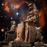Colosse de Memnon et de petit nuage de Magellanic (éléments de ceci photos stock Colosse de Memnon et de petit nuage de Magellanic (éléments de ceci photos stock