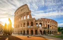 Colosseum bij zonsopgang, Rome De architectuur en het oriëntatiepunt van Rome royalty-vrije stock afbeeldingen Colosseum bij zonsopgang, Rome De architectuur en het oriëntatiepunt van Rome royalty-vrije stock afbeeldingen