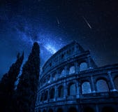Colosseum em Roma com as estrelas da Via Látea e de queda, Itália fotografia de stock Colosseum em Roma com as estrelas da Via Látea e de queda, Itália fotografia de stock
