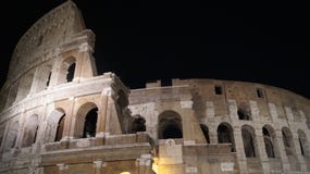 Colosseum i nattmörkret av Rome fotografering för bildbyråer Colosseum i nattmörkret av Rome fotografering för bildbyråer