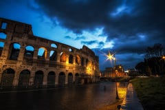 Colosseum nachts lizenzfreies stockbild Colosseum nachts lizenzfreies stockbild