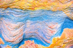Colourful osadowe skały tworzyli akumulacją cedziny †„naturalni rockowi warstew tła, wzory i tekstury, - obrazy stock Colourful osadowe skały tworzyli akumulacją cedziny †„naturalni rockowi warstew tła, wzory i tekstury, - obrazy stock