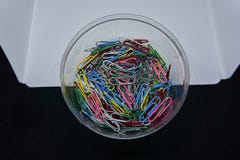 Colourfull paperclips με ένα γραπτό υπόβαθρο στοκ εικόνες Colourfull paperclips με ένα γραπτό υπόβαθρο στοκ εικόνες