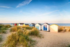 Colourfull wyrzucać na brzeg budy w piasek diunach przy Southwold fotografia royalty free Colourfull wyrzucać na brzeg budy w piasek diunach przy Southwold fotografia royalty free
