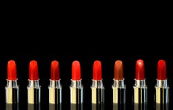 Colpo dei rossetti rossi di colore differente Su fondo nero Concetto dei cosmetici Bello livello moderno di lusso immagine stock Colpo dei rossetti rossi di colore differente Su fondo nero Concetto dei cosmetici Bello livello moderno di lusso immagine stock