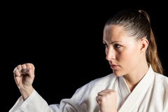 Combatiente femenino que realiza postura del karate fotografía de archivo libre de regalías Combatiente femenino que realiza postura del karate fotografía de archivo libre de regalías
