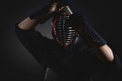 Combattant de Kendo avec l'armure en bambou de kendo de tradition d'épée de shinai photo stock Combattant de Kendo avec l'armure en bambou de kendo de tradition d'épée de shinai photo stock