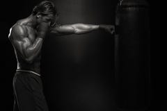 Combattant de Muttahida Majlis-e-Amal pratiquant avec le sac de boxe photo libre de droits Combattant de Muttahida Majlis-e-Amal pratiquant avec le sac de boxe photo libre de droits