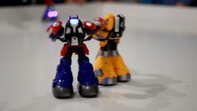 Combattimento del trasformatore del robot del giocattolo Primo piano di combattimento del robot del trasformatore stock footage Combattimento del trasformatore del robot del giocattolo Primo piano di combattimento del robot del trasformatore stock footage