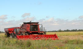 Combine rosso dell'azienda agricola immagine stock Combine rosso dell'azienda agricola immagine stock