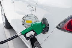 Combustible de gas de aceite rellene y del relleno en la estación Gasolinera - reaprovisionamiento Para llenar la máquina del com imagenes de archivo Combustible de gas de aceite rellene y del relleno en la estación Gasolinera - reaprovisionamiento Para llenar la máquina del com imagenes de archivo