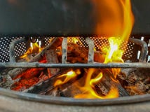 Combustione della legna da ardere in un fuoco che si scalda un barbecue fotografie stock Combustione della legna da ardere in un fuoco che si scalda un barbecue fotografie stock