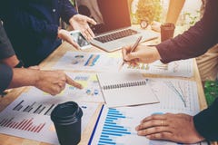 Comece acima colegas da equipe do negócio encontrar a estratégia do planeamento anal fotos de stock Comece acima colegas da equipe do negócio encontrar a estratégia do planeamento anal fotos de stock