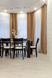 Comedor en un interior brillante con un sistema de cena negro imagenes de archivo Comedor en un interior brillante con un sistema de cena negro imagenes de archivo