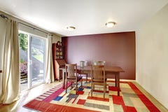 Comfortabele eetkamer met bruine muur en houten lijstreeks Royalty-vrije Stock Foto Comfortabele eetkamer met bruine muur en houten lijstreeks Royalty-vrije Stock Foto