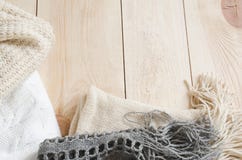Comfortabele en zachte de winterachtergrond Warme gebreide kleren op een houten achtergrond Stock Fotografie Comfortabele en zachte de winterachtergrond Warme gebreide kleren op een houten achtergrond Stock Fotografie