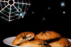 Comida de la araña de Halloween de la diversión Bocados del partido del truco o de la invitación con fant imagen de archivo libre de regalías Comida de la araña de Halloween de la diversión Bocados del partido del truco o de la invitación con fant imagen de archivo libre de regalías
