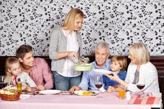 Comida de la porción de la madre a la familia en imágenes de archivo libres de regalías Comida de la porción de la madre a la familia en imágenes de archivo libres de regalías