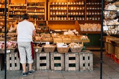 Comida de las compras de la mujer en Viktualienmarkt imagenes de archivo Comida de las compras de la mujer en Viktualienmarkt imagenes de archivo