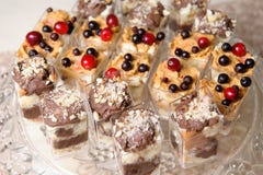Comida fría dulce deliciosa con las magdalenas Comida fría dulce del día de fiesta con las magdalenas y otros postres Barra de ca foto de archivo libre de regalías Comida fría dulce deliciosa con las magdalenas Comida fría dulce del día de fiesta con las magdalenas y otros postres Barra de ca foto de archivo libre de regalías