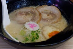 Comida japonesa, ramen en un cuenco imagen de archivo libre de regalías Comida japonesa, ramen en un cuenco imagen de archivo libre de regalías