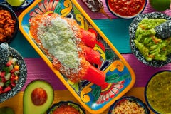 Comida mexicana de los enchiladas rojos con guacamole fotografía de archivo Comida mexicana de los enchiladas rojos con guacamole fotografía de archivo