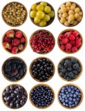 Comida roja, negra, azul y amarilla Frutas y bayas en el cuenco de madera aislado en blanco Baya dulce y jugosa con el espacio de Fotos de archivo libres de regalías Comida roja, negra, azul y amarilla Frutas y bayas en el cuenco de madera aislado en blanco Baya dulce y jugosa con el espacio de Fotos de archivo libres de regalías