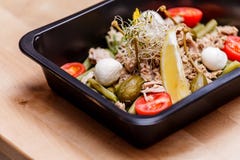 Comida sana y concepto de la dieta, entrega del plato del restaurante Llévese de comida de la aptitud foto de archivo Comida sana y concepto de la dieta, entrega del plato del restaurante Llévese de comida de la aptitud foto de archivo
