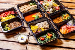 Comida sana y concepto de la dieta, entrega del plato del restaurante Llévese de comida de la aptitud imagen de archivo Comida sana y concepto de la dieta, entrega del plato del restaurante Llévese de comida de la aptitud imagen de archivo