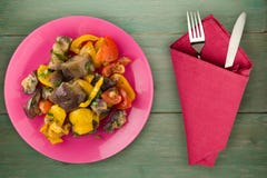 Comida vegetariana Berenjena salteada en una placa Comida sana en fondo de madera foto de archivo Comida vegetariana Berenjena salteada en una placa Comida sana en fondo de madera foto de archivo