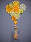 Comidas sanas y concepto de la medicina Botella de vitamina C y de vari Fotografía de archivo Comidas sanas y concepto de la medicina Botella de vitamina C y de vari Fotografía de archivo